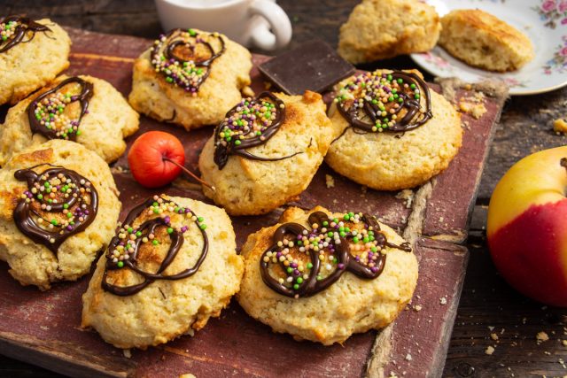 Мягкое печенье из манной крупы с яблоками