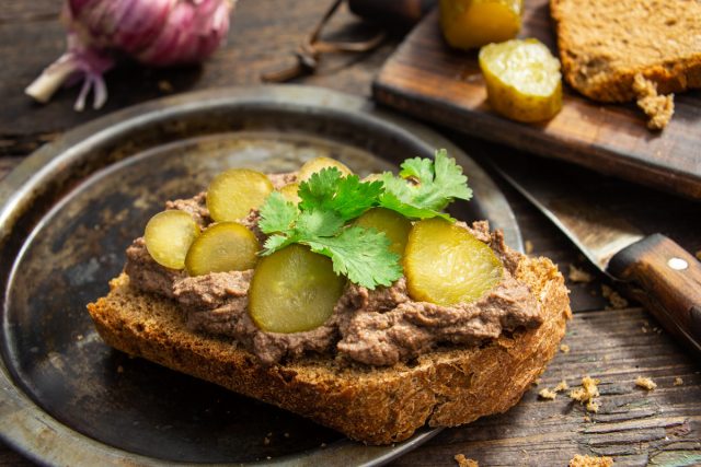 Паштет из куриной печени с коньяком и орехами