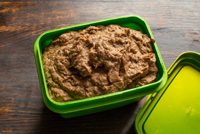 Через несколько часов паштет из куриной печени с коньяком хорошо застынет, и будет намазываться на хлеб, как масло.