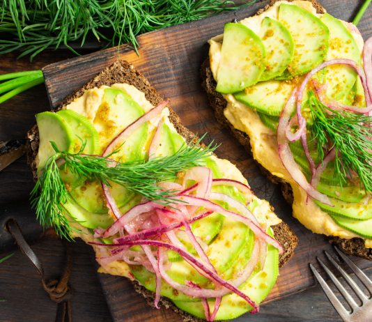 Сэндвич с хумусом и авокадо