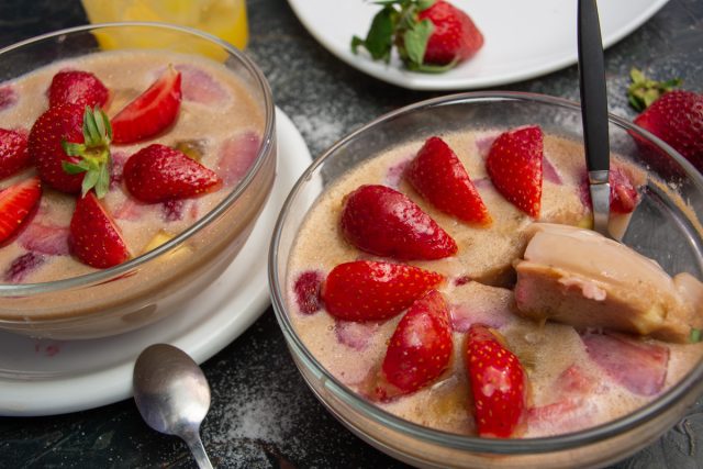 Желе с клубникой, бананом и медом