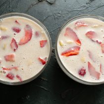 Кусочки банана и клубники заливаем молочным желе.