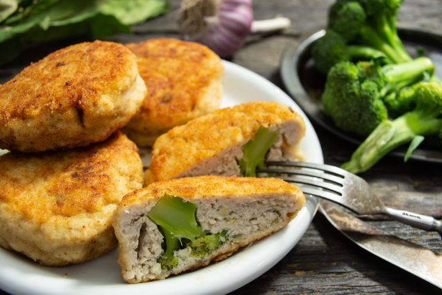 Котлеты из куриной грудки с брокколи Котлеты из куриной грудки с брокколи