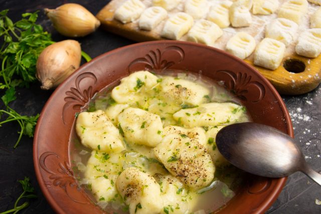 Ленивые вареники с творогом и картофелем в бульоне