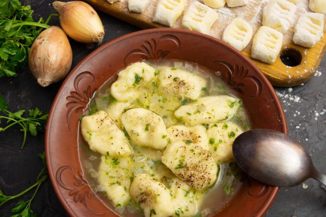 Ленивые вареники с творогом и картофелем в бульоне