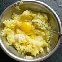 Разбиваем небольшое куриное яйцо
