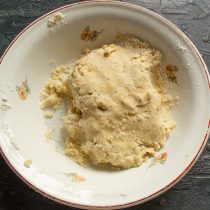 Быстро замешиваем тесто, собираем в кучку.
