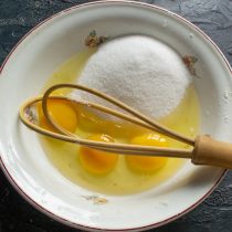 Разбиваем в глубокую миску куриные яйца