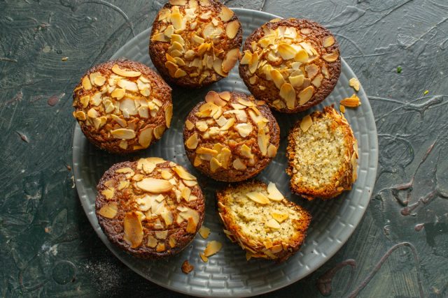 Подаём медовые маффины с маком к чаю или кофе