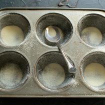 Смазываем ячейки мягким сливочным маслом.