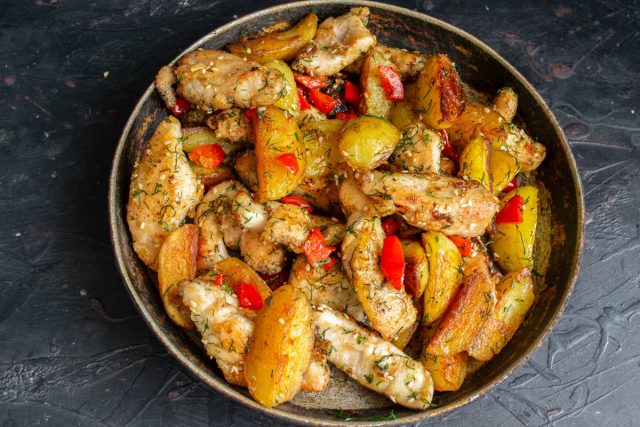 на стол подаём горячей, очень вкусно со сметанным соусом и свежим хрустящими огурчиками