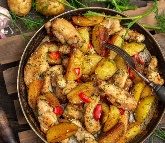 Молодая картошка жареная с курицей, чесноком и укропом - Основные блюда и гарниры Молодая картошка жареная с курицей, чесноком и укропом