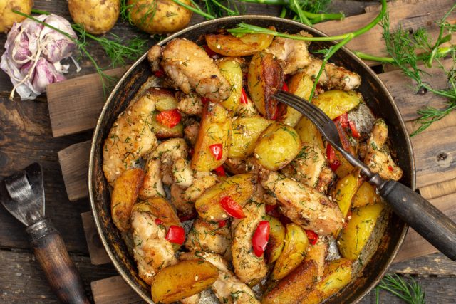 Молодая картошка жареная с курицей, чесноком и укропом