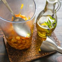 Добавляем 2 столовые ложки вкусного оливкового масла первого холодного отжима.