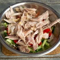 Добавляем измельченное мясо в миску.