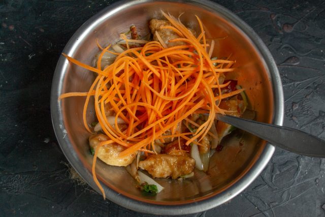 Добавляем тёртую морковку к курице.