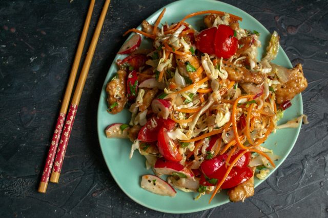 Перед подачей на стол поливаем курицу Хе капелькой кунжутного масла.