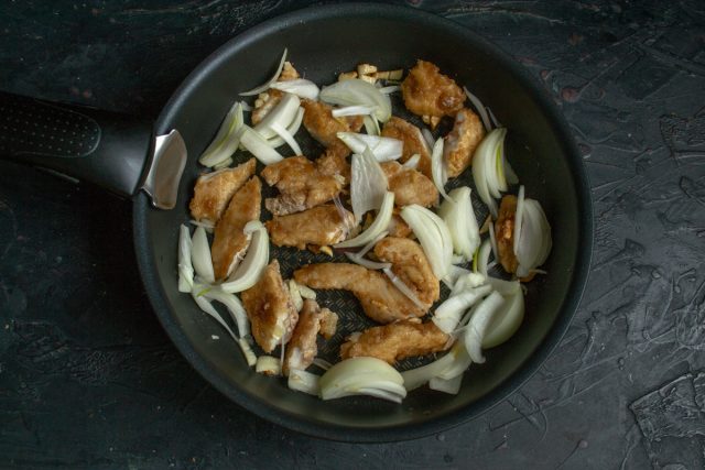 Нарезаем крупно репчатый лук добавляем к курице.
