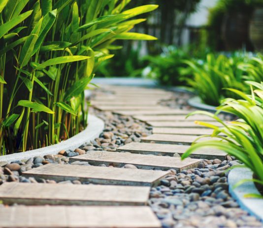 Волшебные тропы: 15 идей для дизайна садовых дорожек