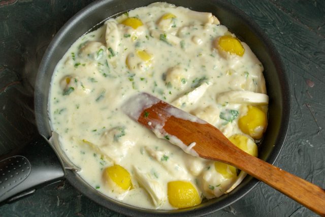 Заливаем картофель и фенхель сливочным соусом