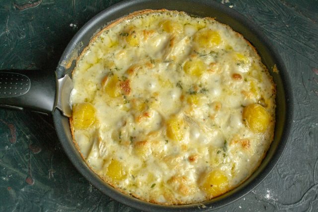 Подаём запеченный картофель с фенхелем в духовке горячим