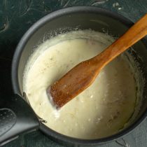 Увариваем соус несколько минут