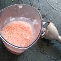 Измельчаем смузи несколько минут до однородного состояния