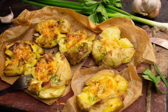 Молодая картошка с чесноком в духовке Молодая картошка с чесноком в духовке