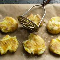 Картофельной толкушкой аккуратно давим картофелины. Картофельной толкушкой аккуратно давим картофелины.