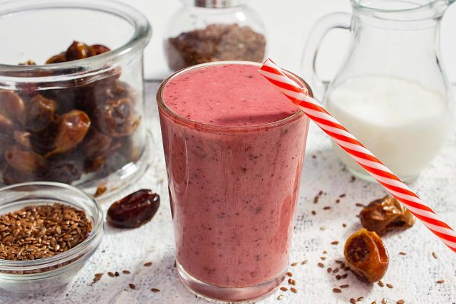 Клубничный смузи с финиками и сенами льна