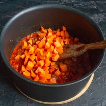 Добавляем порезанную кубиками морковь Добавляем порезанную кубиками морковь