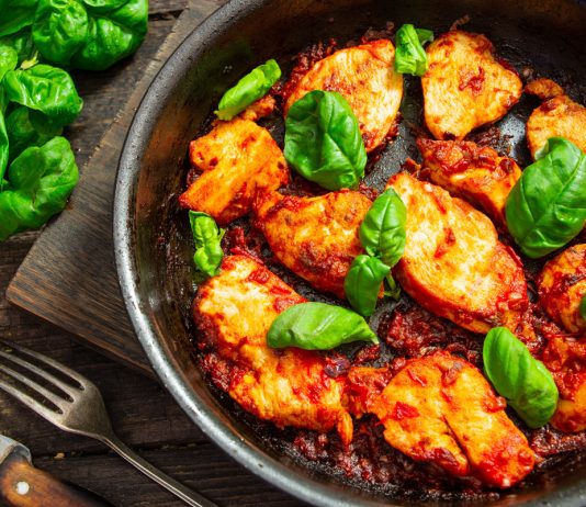 Куриная грудка в томатной соусе с финиками