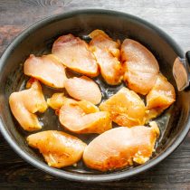 В разогретое масло выкладываем кусочки курицы В разогретое масло выкладываем кусочки курицы