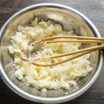 Сливочное масло растираем с сахарным песком
