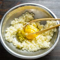 В смесь масла и сахара разбиваем куриное яйцо