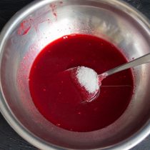 Процеженный малиновый сок смешиваем с сахарным песком