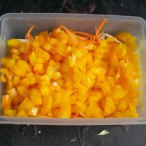 Нарезаем мякоть перца небольшими кубиками