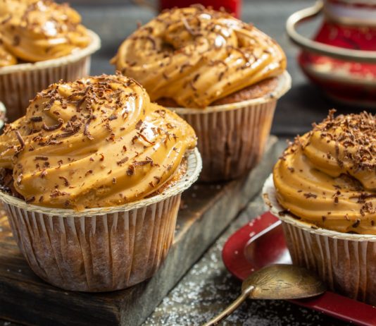 Морковные кексы с карамельным кремом