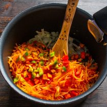 Мякоть режем небольшими кубиками, добавляем к остальным овощам. Мякоть режем небольшими кубиками, добавляем к остальным овощам.