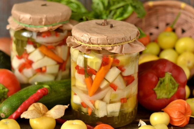 Маринованные кабачки с луком, перцем и физалисом Маринованные кабачки с луком, перцем и физалисом