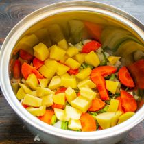 Нарезаем картофель кубиками