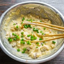 Нарезаем чесночные стрелки кусочками толщиной пол сантиметра