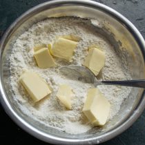 Охлажденное сливочное масло нарезаем кубиками Охлажденное сливочное масло нарезаем кубиками