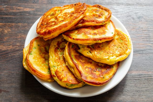 Кабачковые оладьи с чечевичной мукой подаем горячими