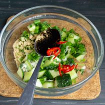 Солим по вкусу, наливаем соевый соус