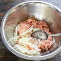 Добавляем нарезанный мелкими кубиками лук