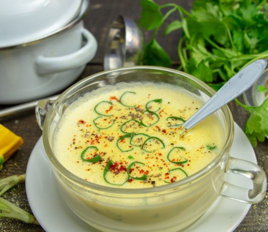 Крем-суп из кабачков с полентой и сыром