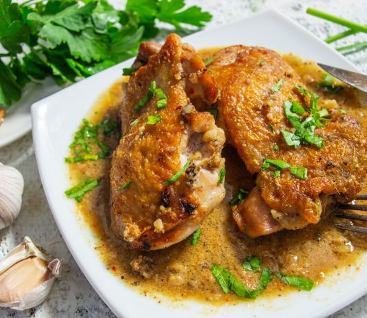Куриные бедра в имбирно-ореховом соусе
