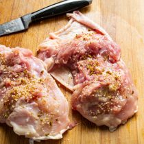 Втираем приправы в мясо Втираем приправы в мясо