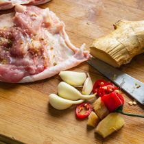 Очищенный имбирь нарезаем кубиками Очищенный имбирь нарезаем кубиками